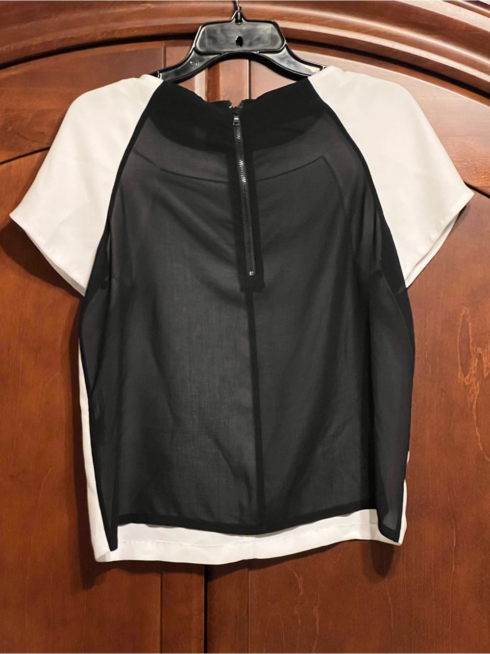 Alice + Olivia Women's White Short-Sleeve Top - Modern Colorblock Style - Picture 2 of 2